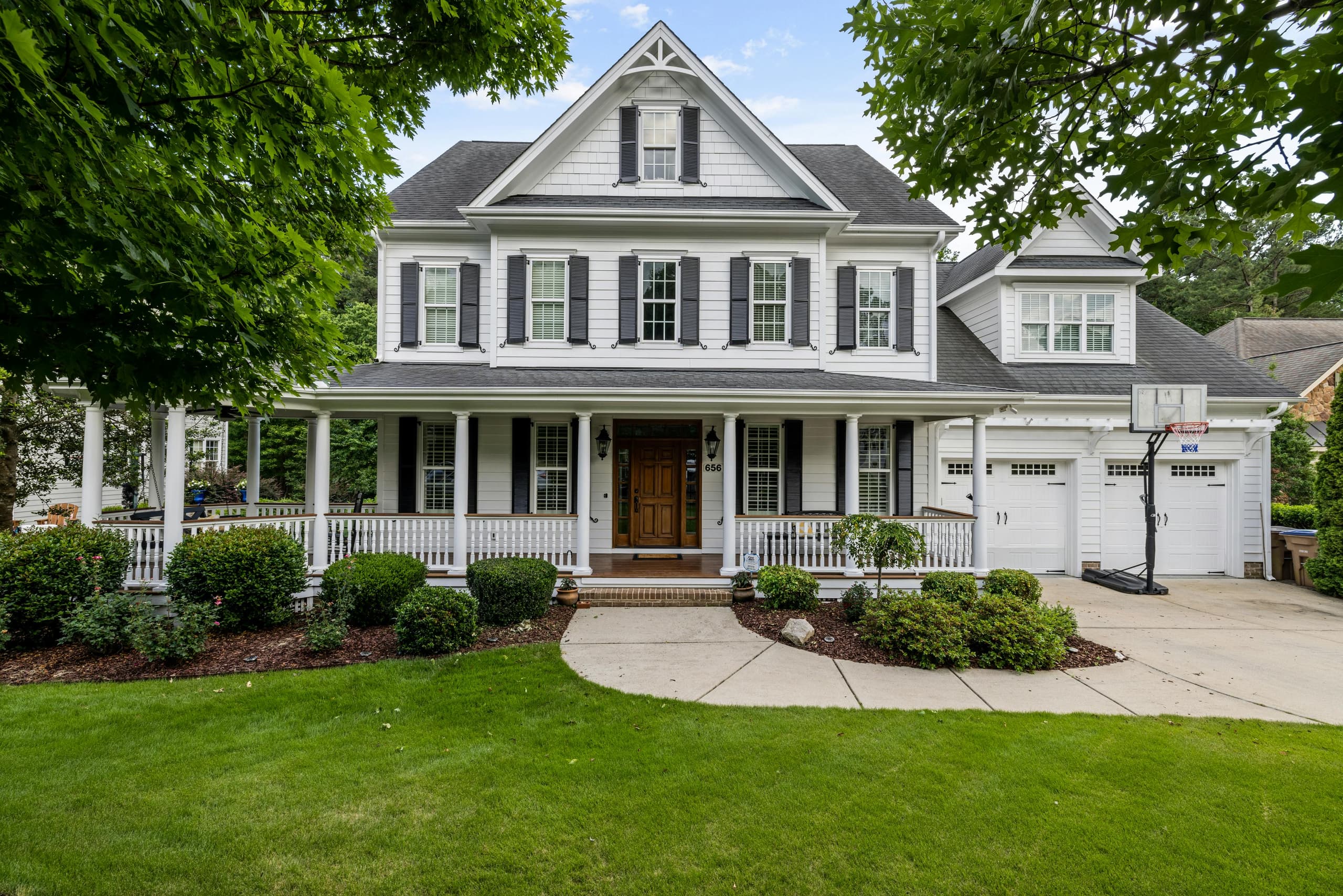 A walk through an American suburban neighborhood