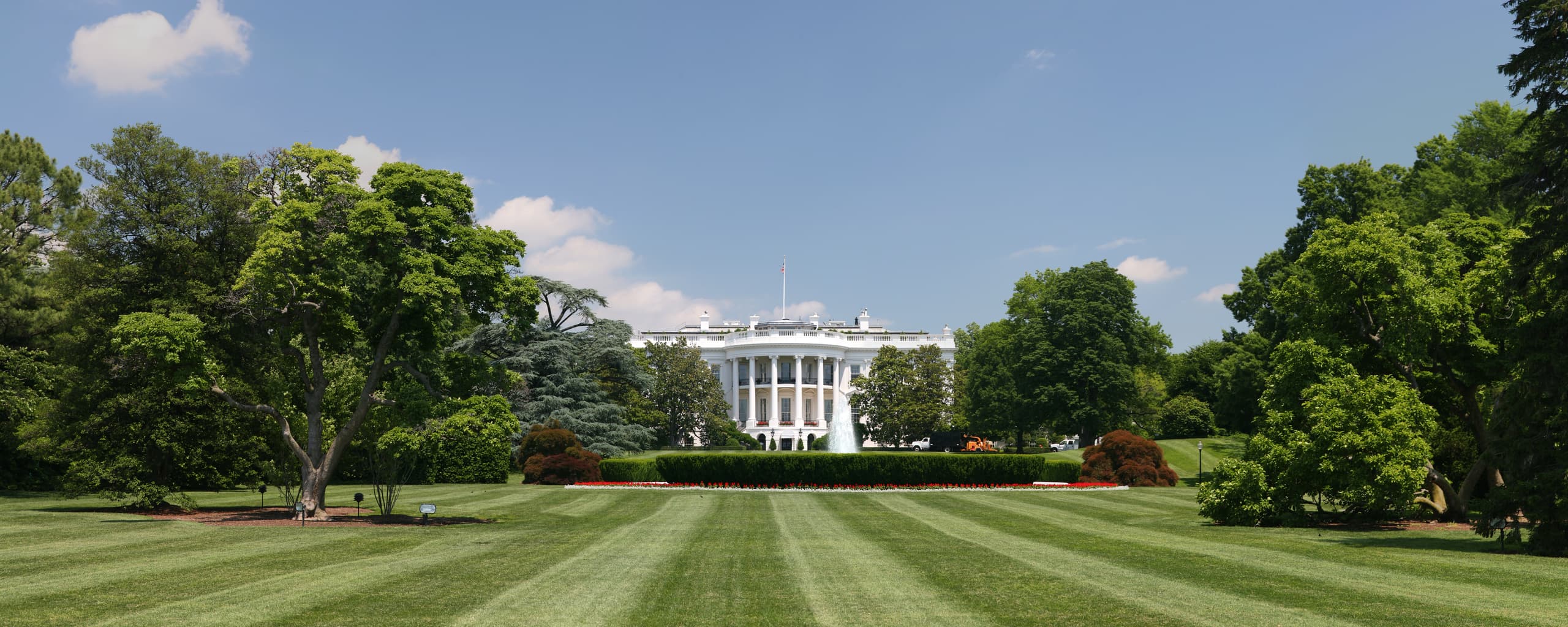 A gallery image from US Buildings: Lawn In Front Of The White House, Washington, DC.