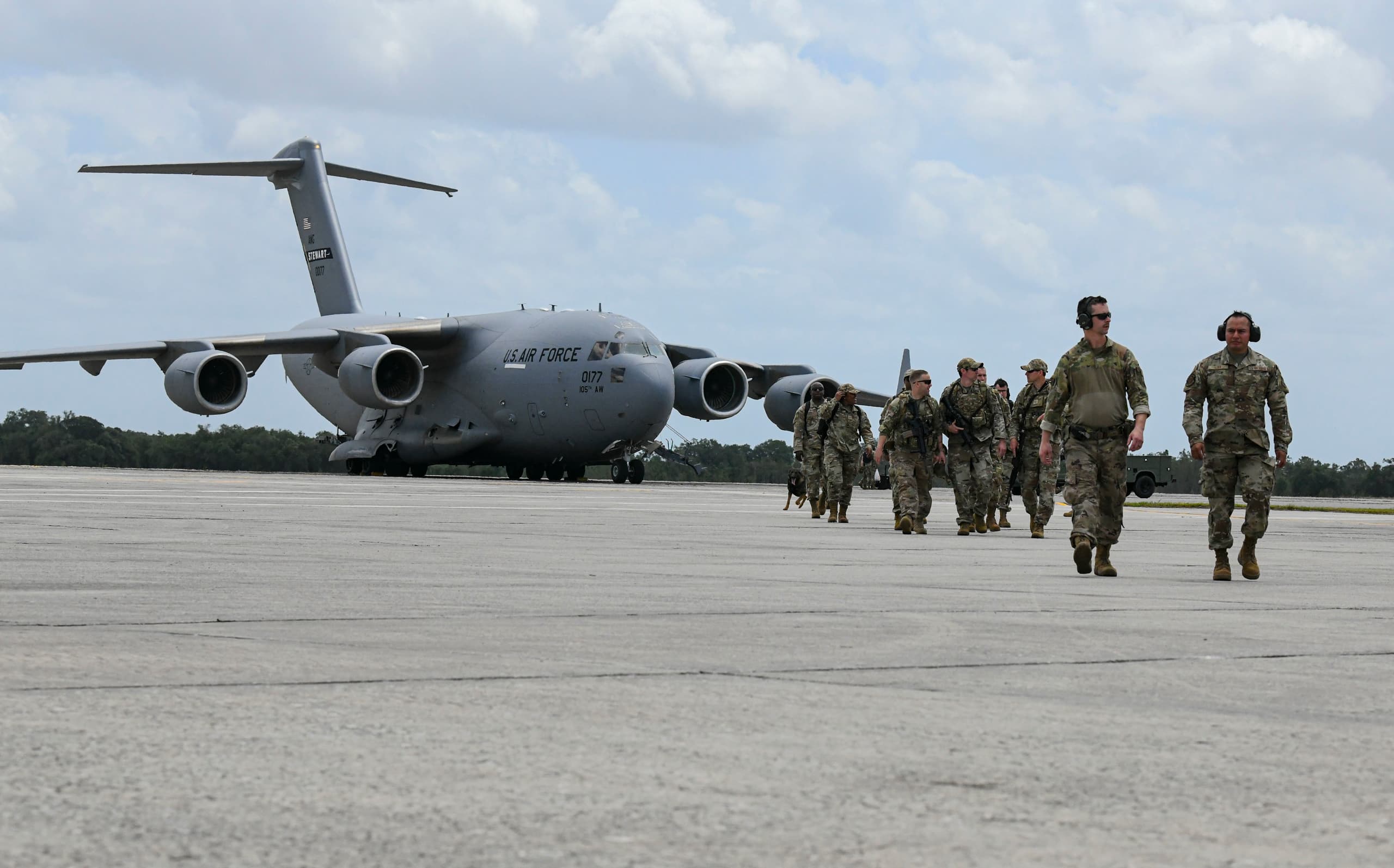 A gallery image from Military: Us Air Force Personnel C17 Globemaster