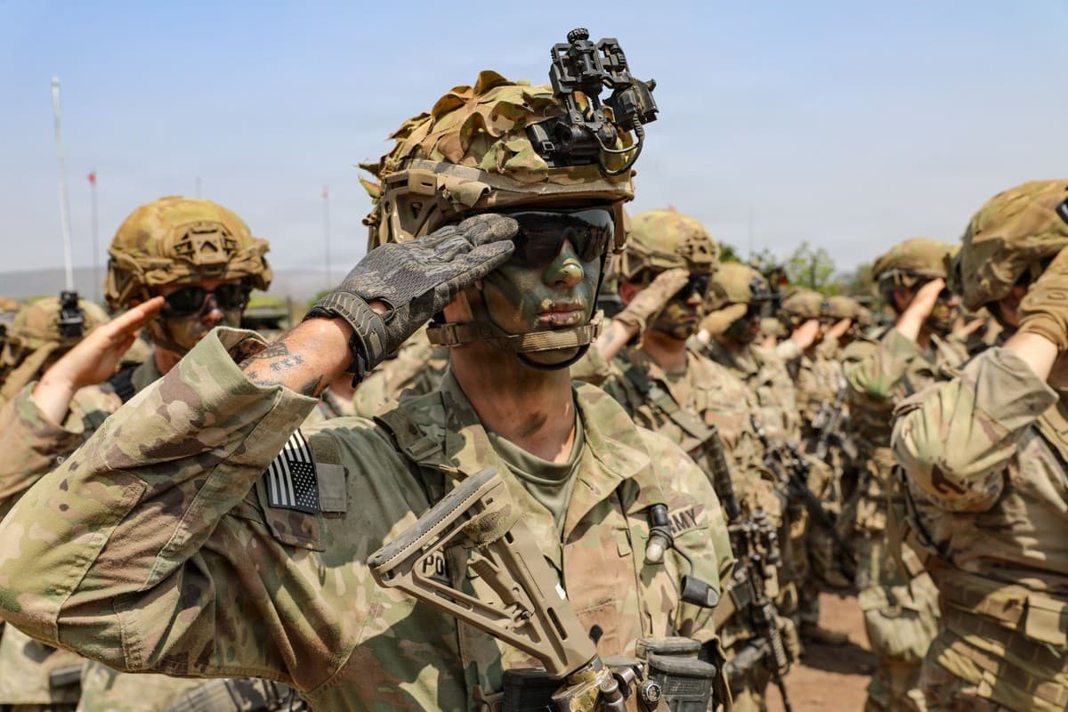 A gallery image from Military: Us Army Soldiers Saluting